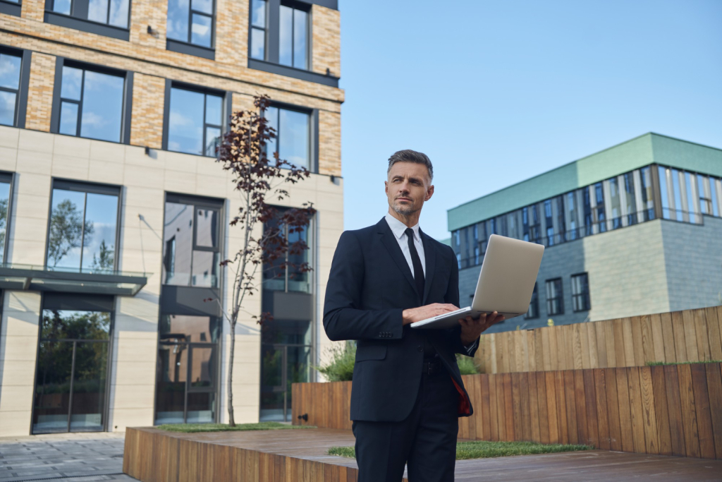 advogad com notebook na mão representando o advogado direito condominial 