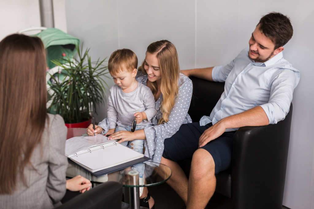 Direito de Família com pais e uma criança assinando um contrato ao lado da advogada