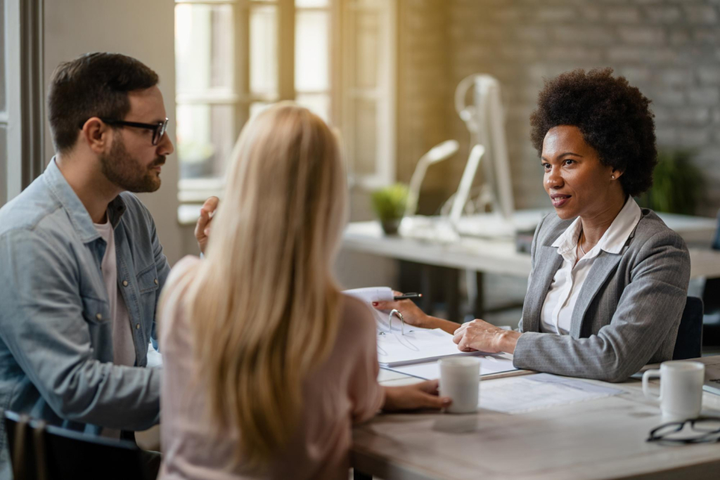 advogada Direito de Família em conversa com um casal 